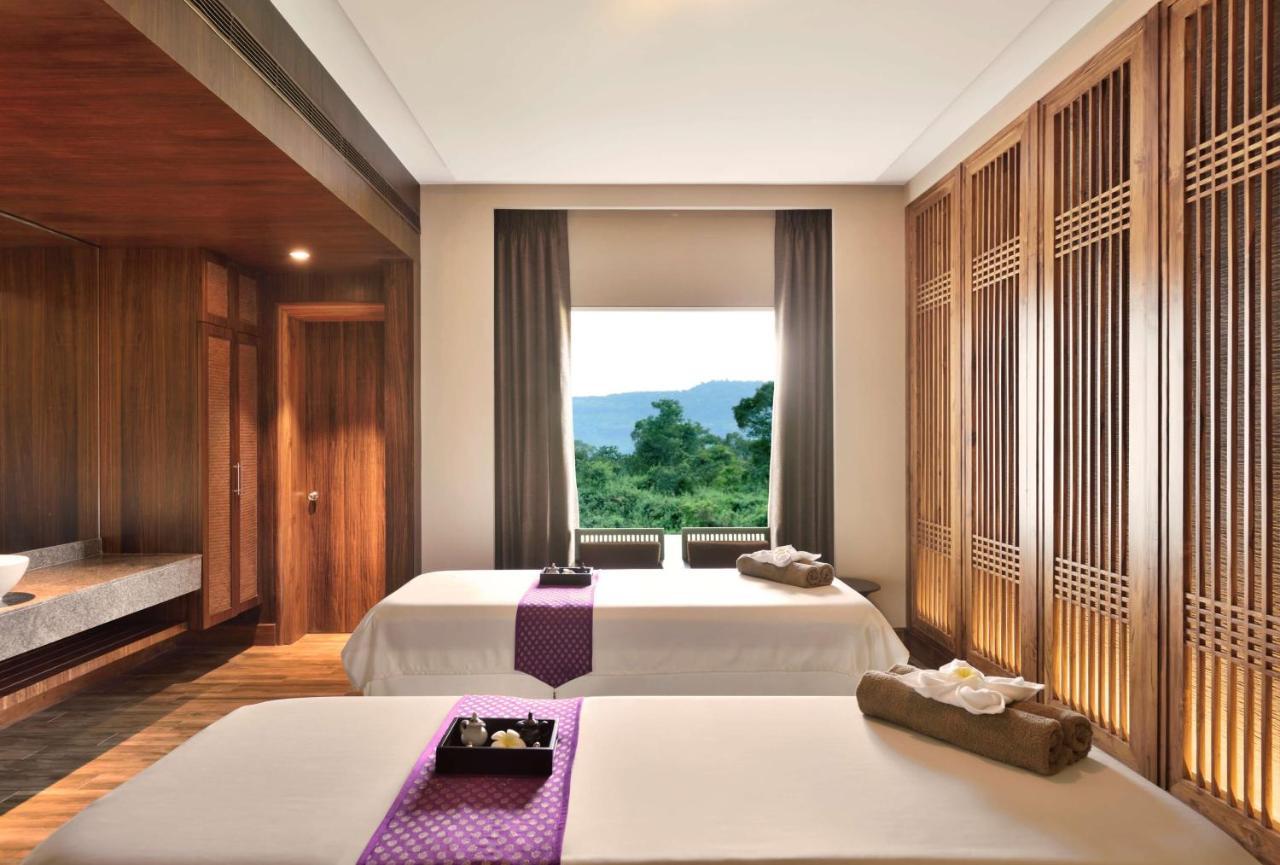 Radisson Blu Plaza Resort & Convention Centre カルジャット エクステリア 写真 Spa at The Royal