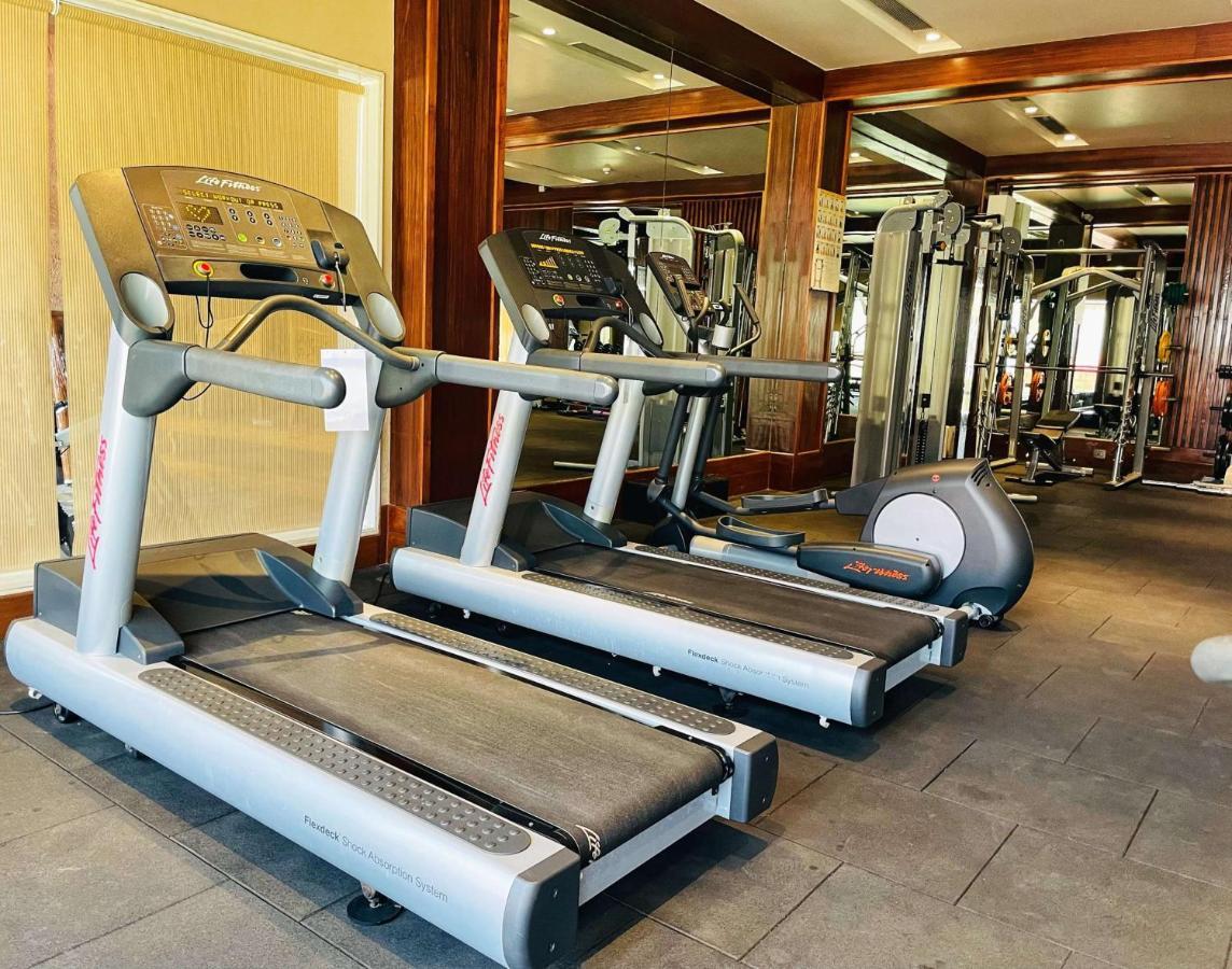 Radisson Blu Plaza Resort & Convention Centre カルジャット エクステリア 写真 Treadmills at a gym
