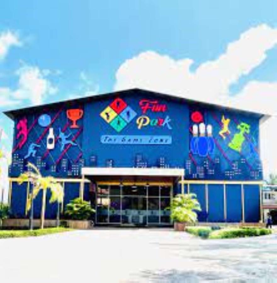 Radisson Blu Plaza Resort & Convention Centre カルジャット エクステリア 写真 The Sports and Cultural Centre