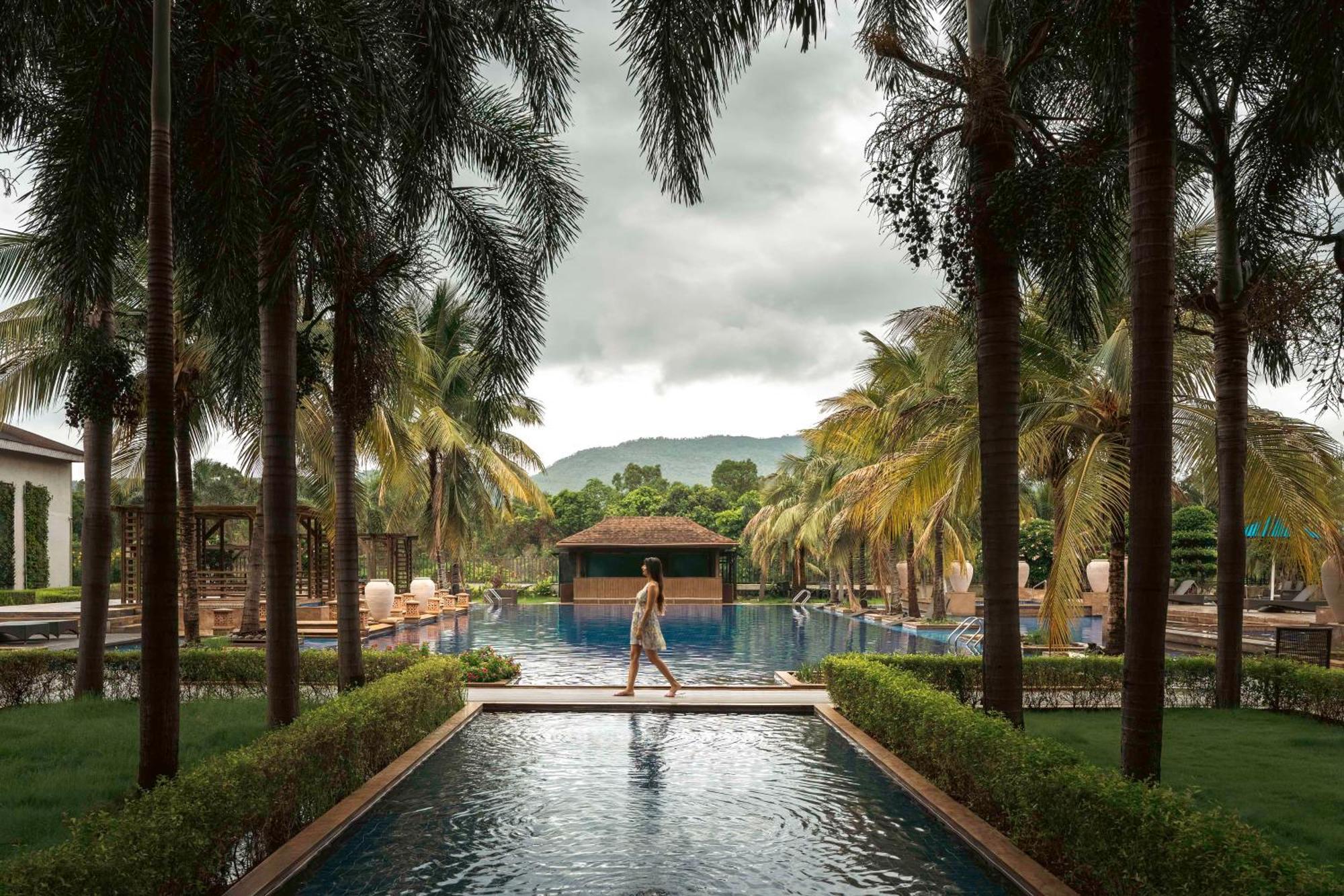 Radisson Blu Plaza Resort & Convention Centre カルジャット エクステリア 写真 The pool at the Anantara Golden Triangle Resort