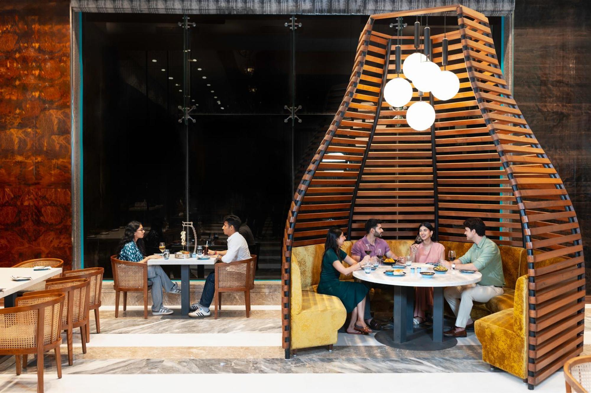 Radisson Blu Plaza Resort & Convention Centre カルジャット エクステリア 写真 The interior of the restaurant