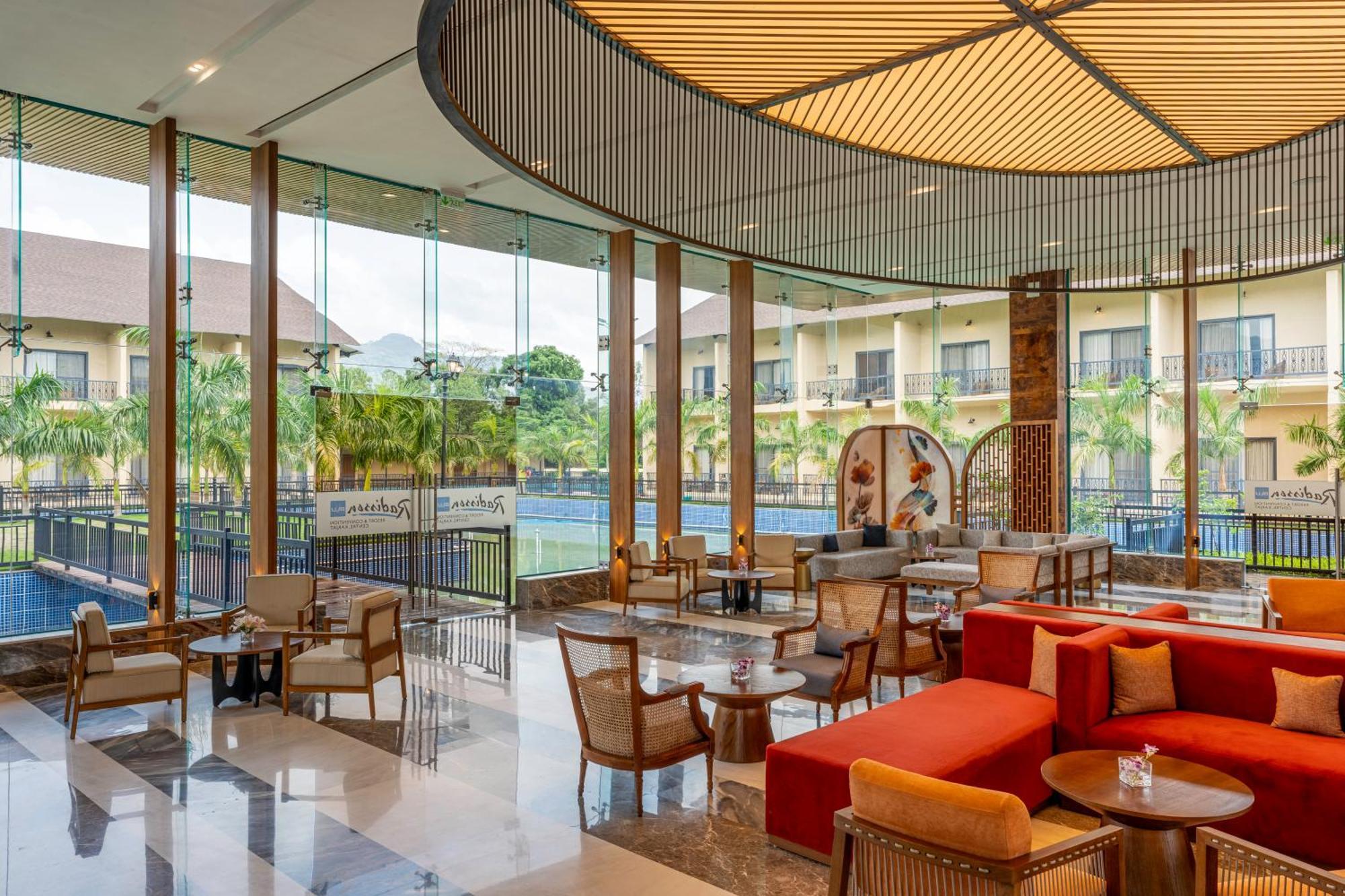 Radisson Blu Plaza Resort & Convention Centre カルジャット エクステリア 写真 The lobby of the hotel