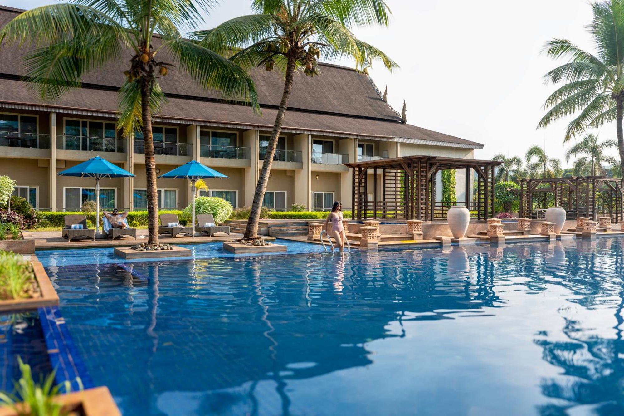 Radisson Blu Plaza Resort & Convention Centre カルジャット エクステリア 写真 The Royal