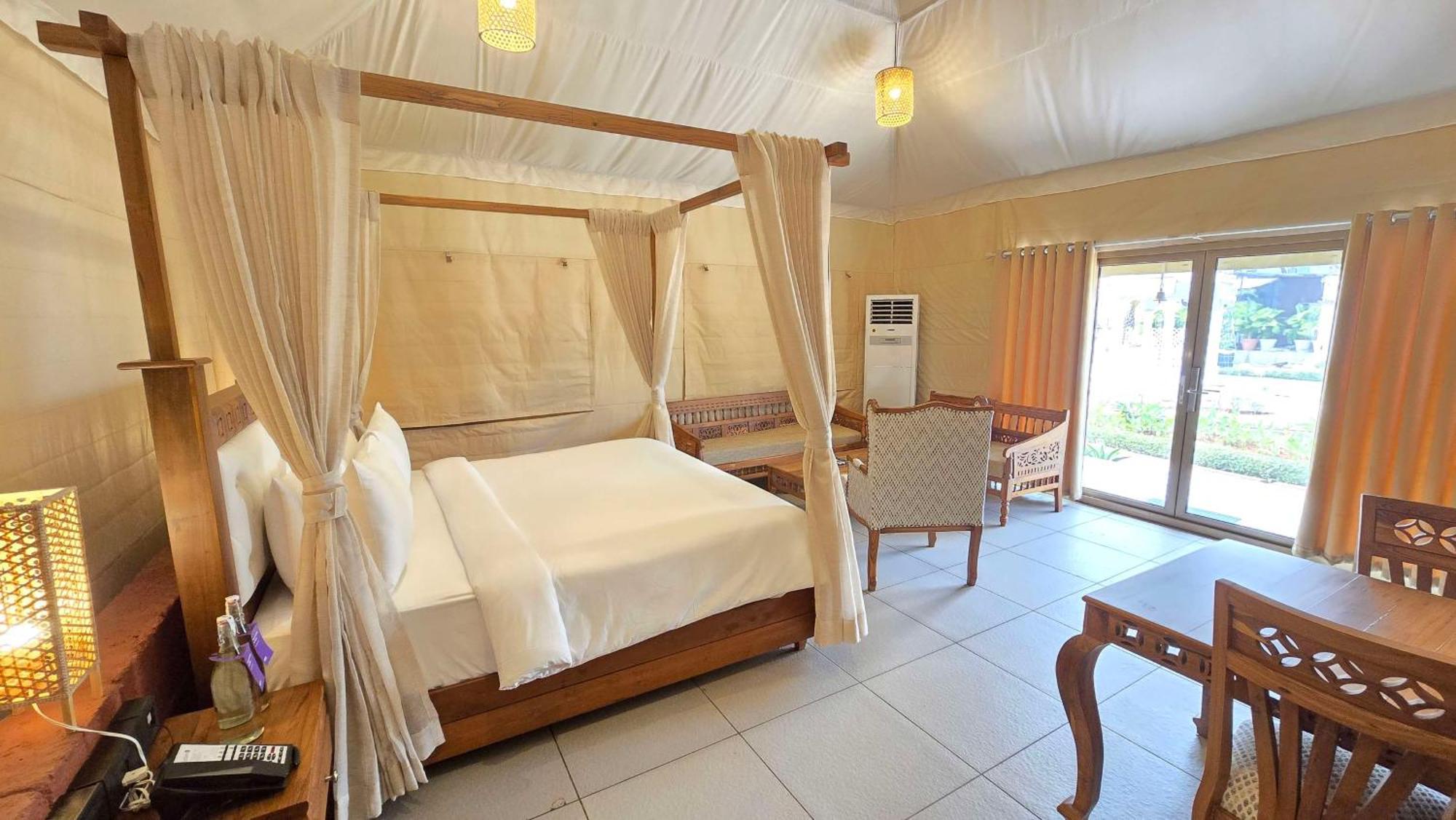 Radisson Blu Plaza Resort & Convention Centre カルジャット エクステリア 写真 A bedroom at the resort
