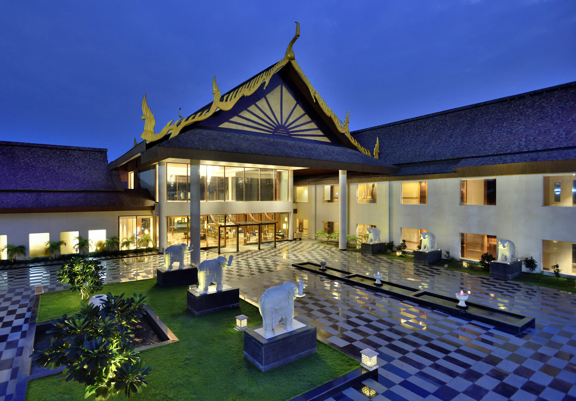 Radisson Blu Plaza Resort & Convention Centre カルジャット エクステリア 写真 The Royal